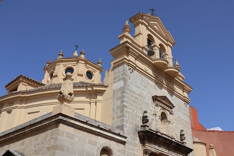 La façade baroque de l'église paroissiale de San Pedro y San Pablo à Cadereyta de Montes, ses tours de pierre captant le soleil de l'après-midi