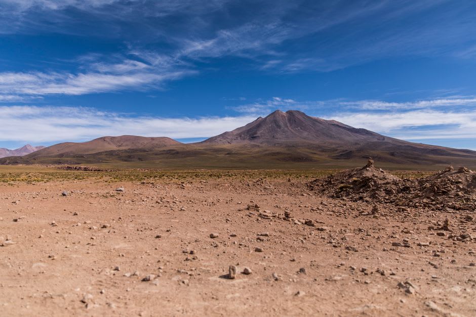 Calle empedrada en Charcas bordeada de edificios coloniales bajos bajo un cielo azul de altiplano