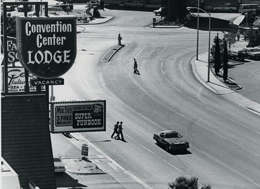 Le quartier de Pronaf à Ciudad Juárez, large boulevard commercial des années 1960 avec ses enseignes vintage, la lumière de l'après-midi projetant de longues ombres