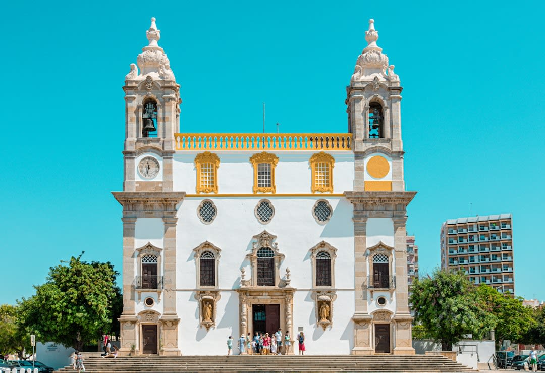 Bancas de hierro y la fuente en la plaza principal de Cotija con la fachada de la iglesia detrás