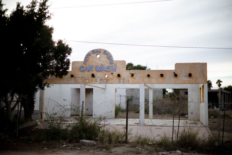 Camino de terracería atravesando el desierto central de Baja hacia El Arco, cardones a ambos lados