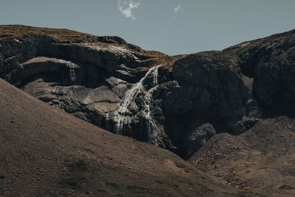 Una cascada cayendo por una angosta garganta de basalto en la Sierra Madre cerca de El Salto