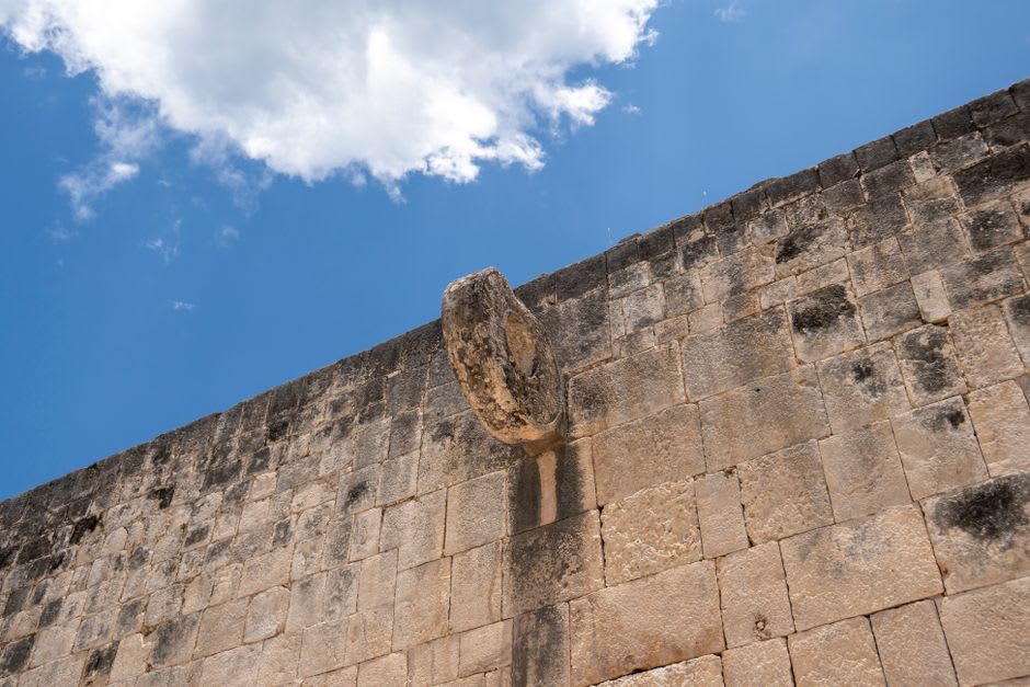 El Juego de Pelota Sur en El Tajín, sus relieves de piedra tallada representando el juego de pelota mesoamericano a lo largo de los muros inclinados, la vegetación tropical de Veracruz detrás de la antigua cancha
