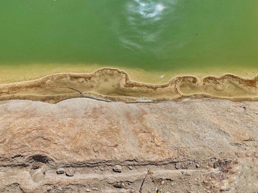 Vapor matutino elevándose de las albercas minerales en Ixtapan de la Sal con cerros verdes envueltos en neblina al fondo