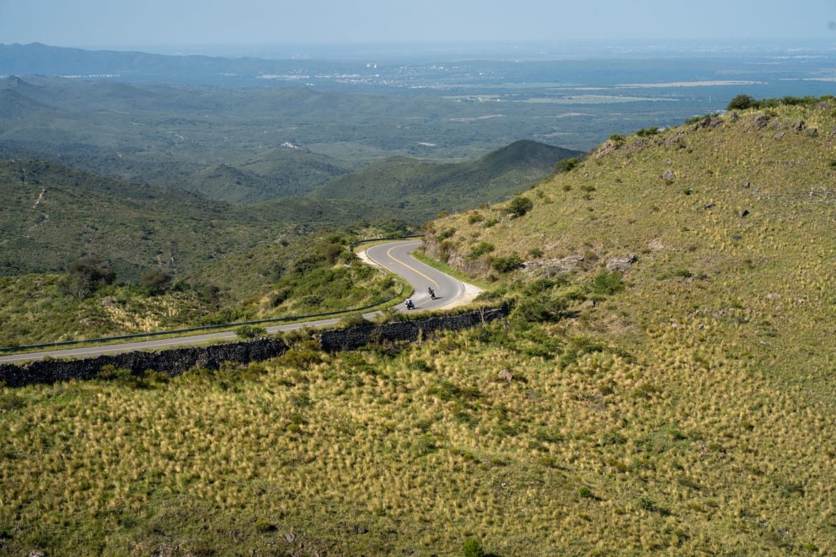 Un sentier étroit à travers une dense forêt de nuages dans la réserve de biosphère de la Sierra Gorda, lumière verte filtrant à travers la canopée