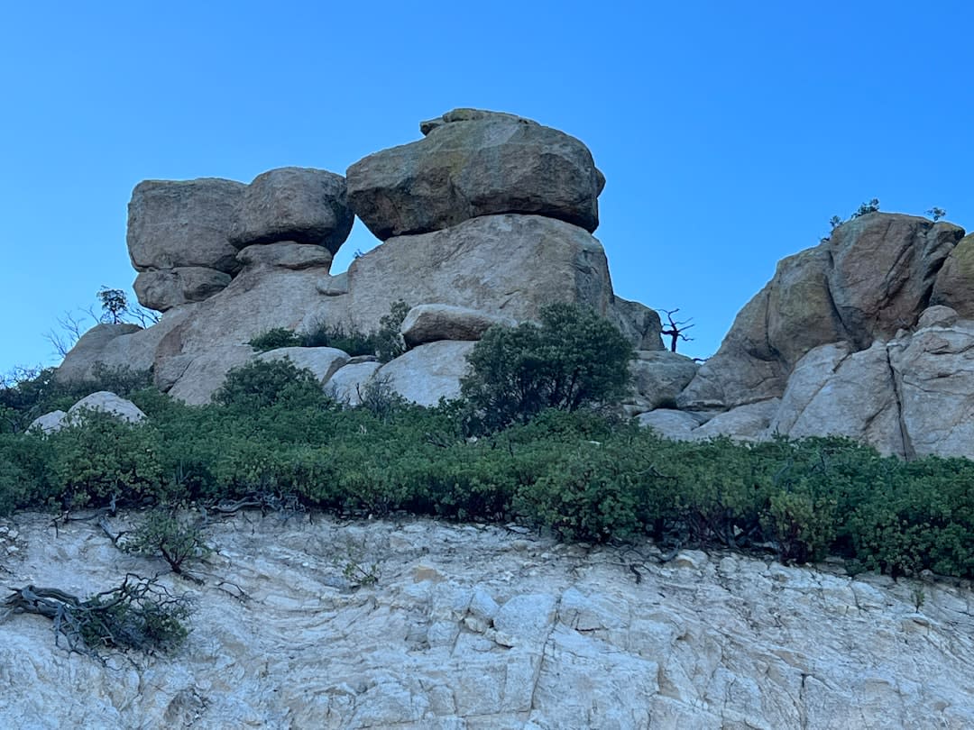 Enormes peñascos de granito en La Rumorosa captando la luz de la mañana, con el desierto de Baja California visible muy abajo