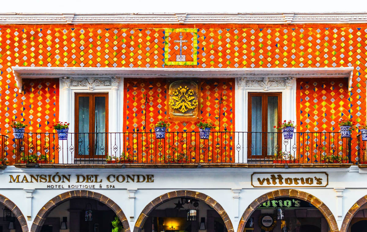 La façade peinte en rose de la Parroquia de San Miguel Arcángel sur la place principale de Mineral del Chico