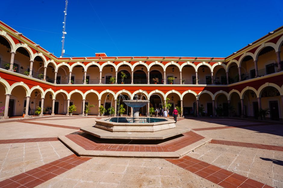 Los portales bien conservados y el jardín sombreado del centro histórico de Mocorito