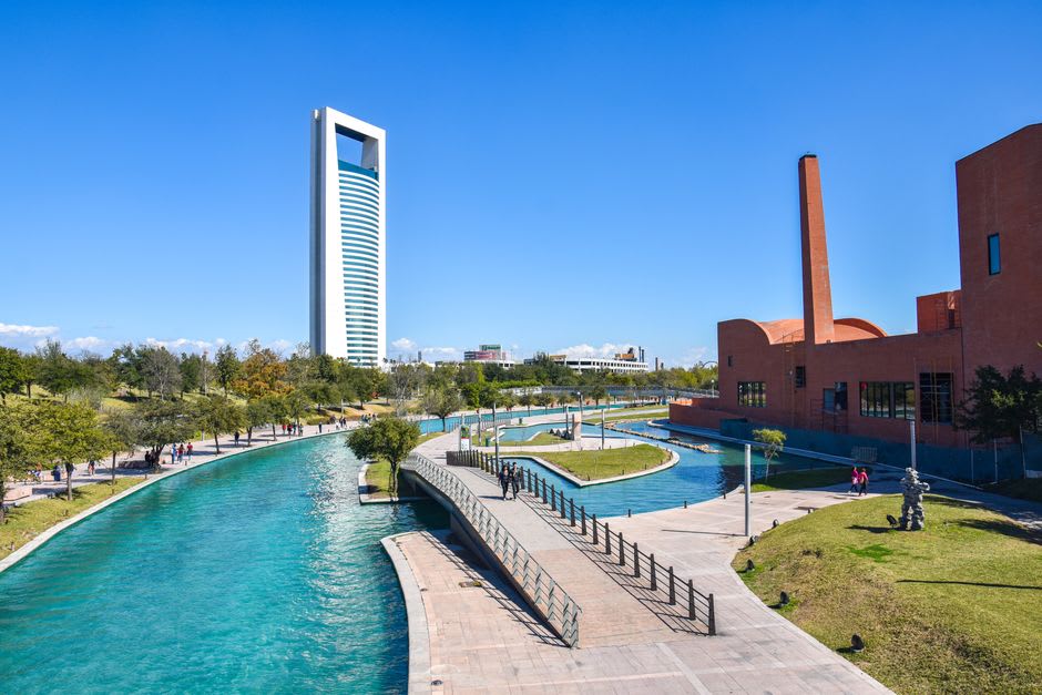 La façade géométrique en terracotta et violet du musée MARCO à Monterrey, avec la fontaine-colombe de Juan Soriano dans la cour, les rues du Barrio Antiguo au-delà