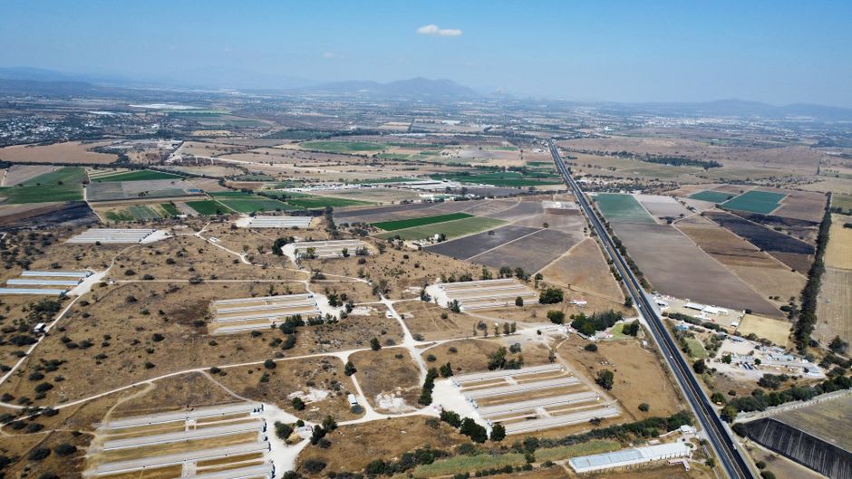 La tranquila plaza principal de Polotitlán al final de la tarde, bancas de hierro y un kiosco, la fachada de la iglesia parroquial recibiendo luz cálida en un costado de la plaza