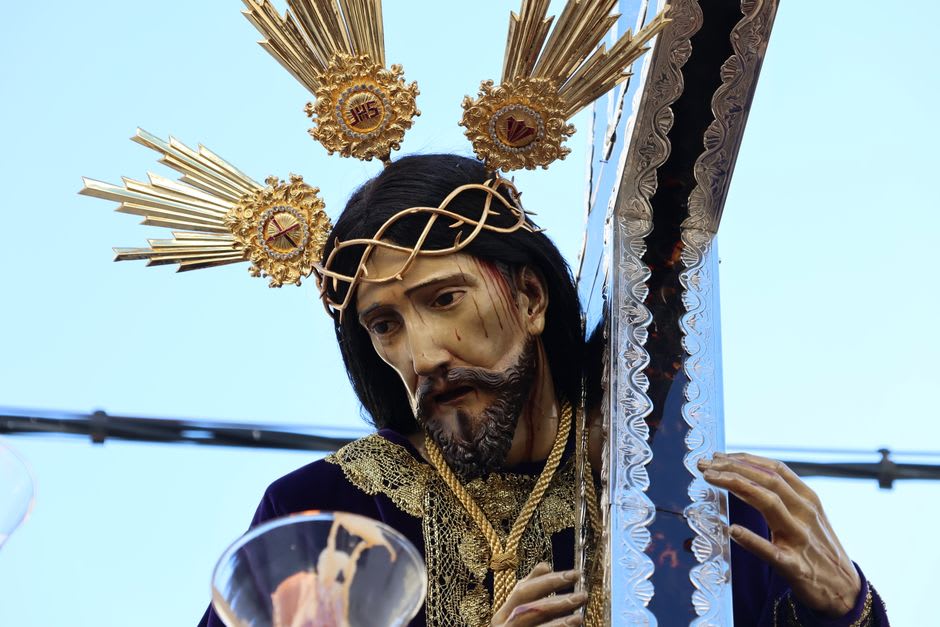 El retablo mayor dorado de la Parroquia de Nuestra Señora del Rosario, niveles de figuras doradas bajo la cálida luz de la iglesia