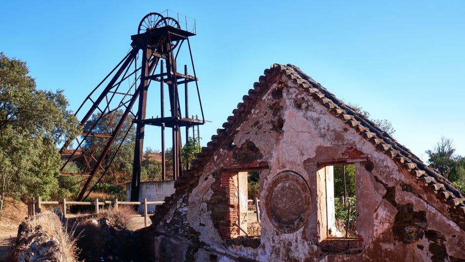 Fachadas de piedra y herrería original a lo largo de la calle principal de Sierra Mojada bajo la suave luz de la mañana