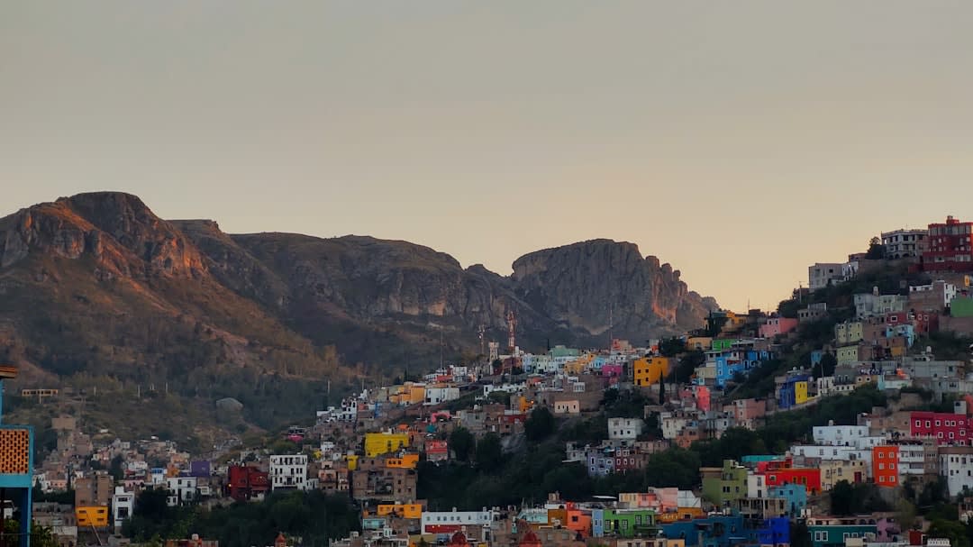 La place modeste et l'église paroissiale au centre de Tarimoro par un après-midi tranquille