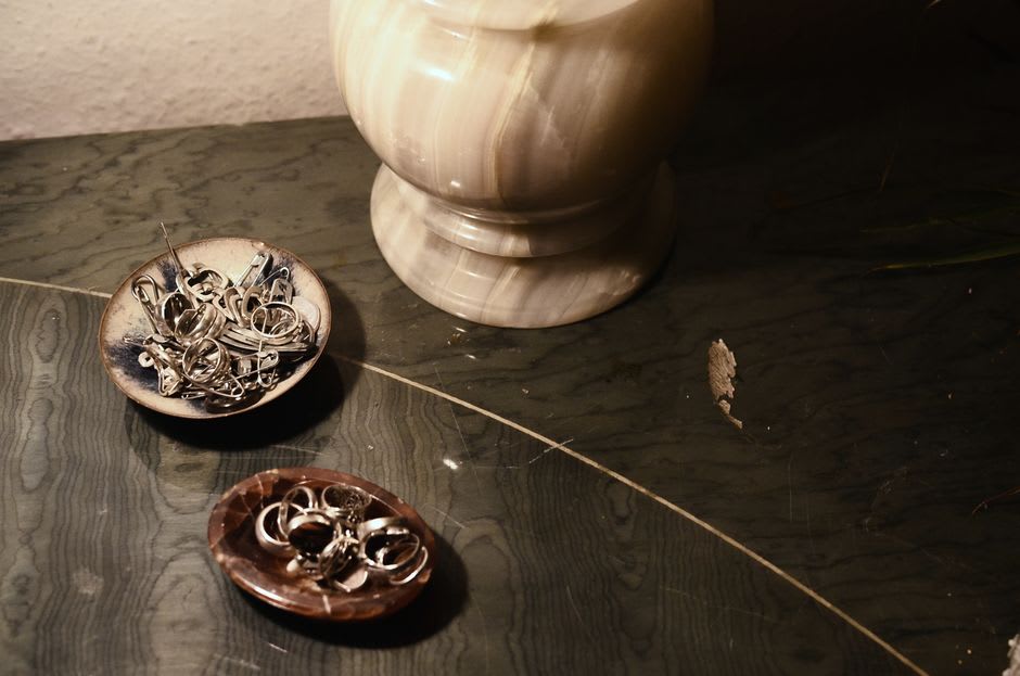 L'intérieur de la Parroquia de San Mateo Apóstol à Tecali de Herrera, avec la lumière chaude de l'après-midi tombant sur la pierre accentuée d'onyx près de l'autel