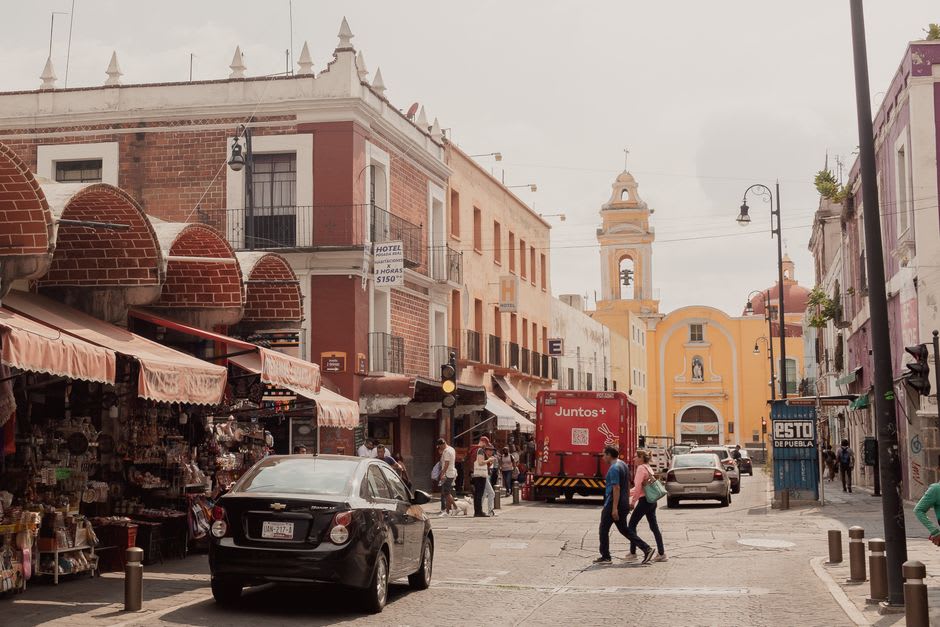 Le zócalo ombragé de Tehuacán en plein midi avec la façade de la cathédrale en arrière-plan