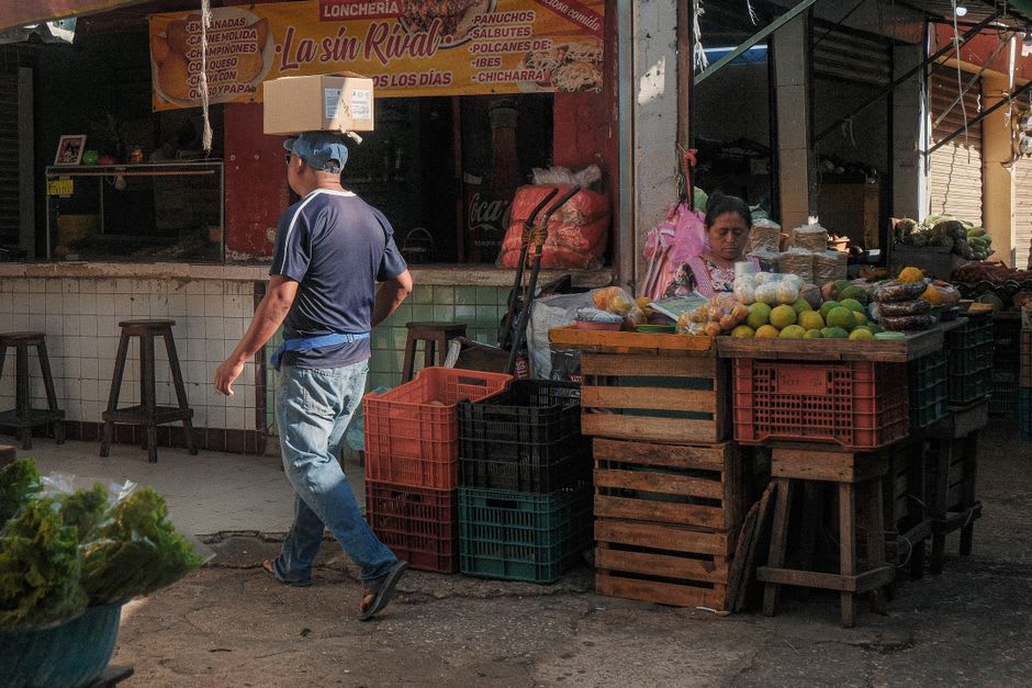 Le tianguis du vendredi se répandant dans les rues de Tepeaca, textiles et céramiques empilés sous des auvents de toile