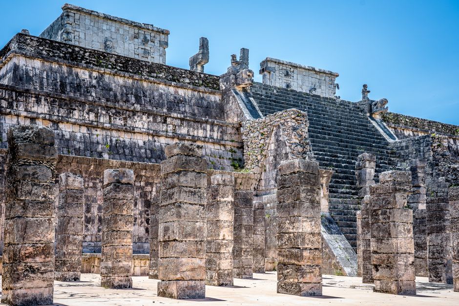 Las cuatro columnas guerreras atlantes toltecas de pie en lo alto de la Pirámide B en Tula, sus figuras de basalto de seis metros mirando al norte sobre la antigua plaza ceremonial, el paisaje de Hidalgo extendiéndose hasta el horizonte
