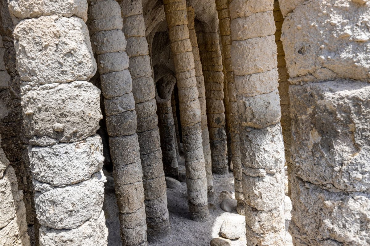 Intérieur de l'enceinte des ruines de Lelu à Kosrae avec d'immenses murs de colonnes de basalte couverts de mousse tropicale et de lianes dans l'intérieur forestier
