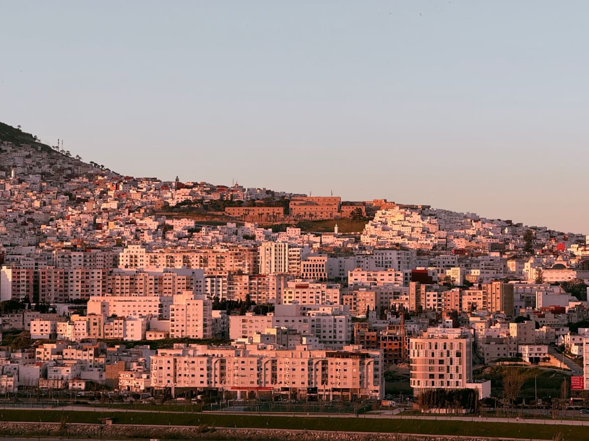 Vista del paisaje urbano de Tánger al atardecer desde una colina sobre la ciudad