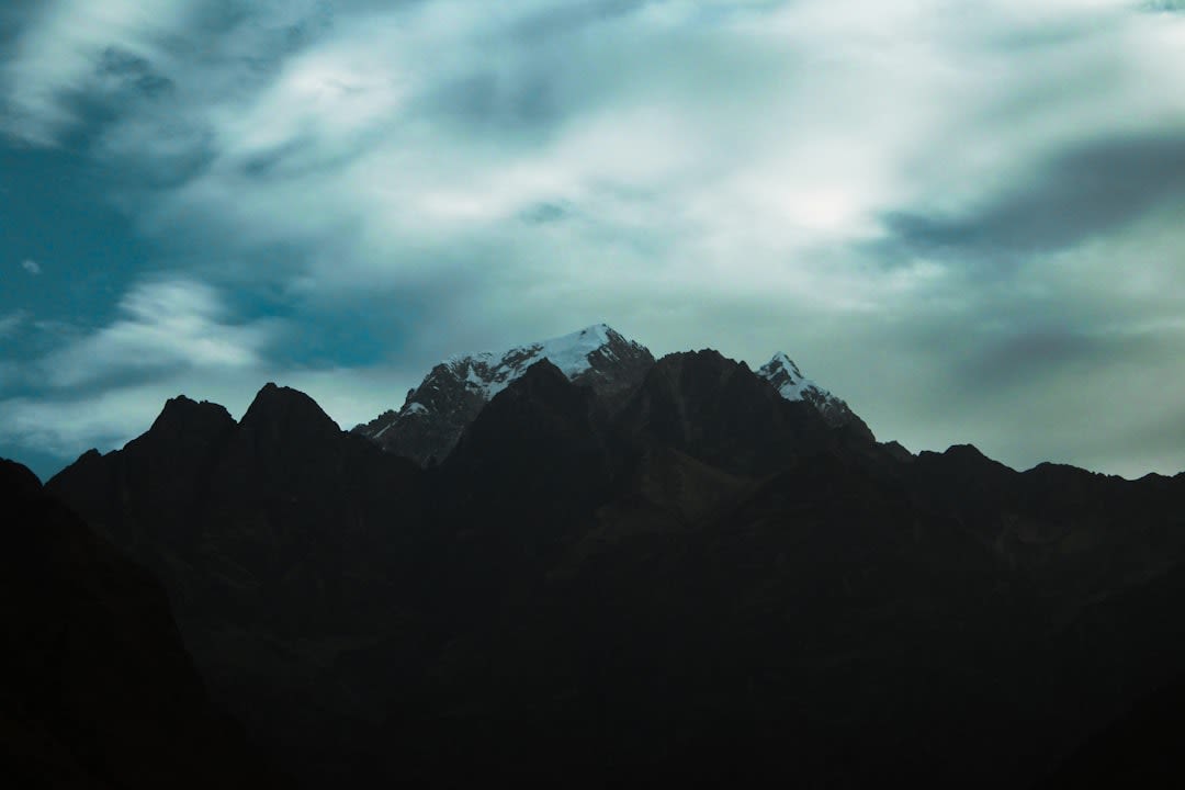 La cumbre bífida del Machapuchare captando la primera luz sobre los albergues del Campamento Base del Machapuchare