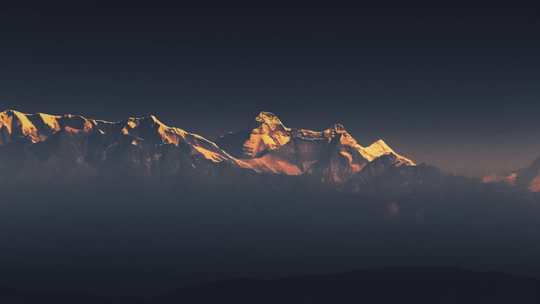 La cresta cumbrera del Annapurna I vista al otro lado de la cuenca glaciar plana desde los albergues del Campamento Base del Annapurna