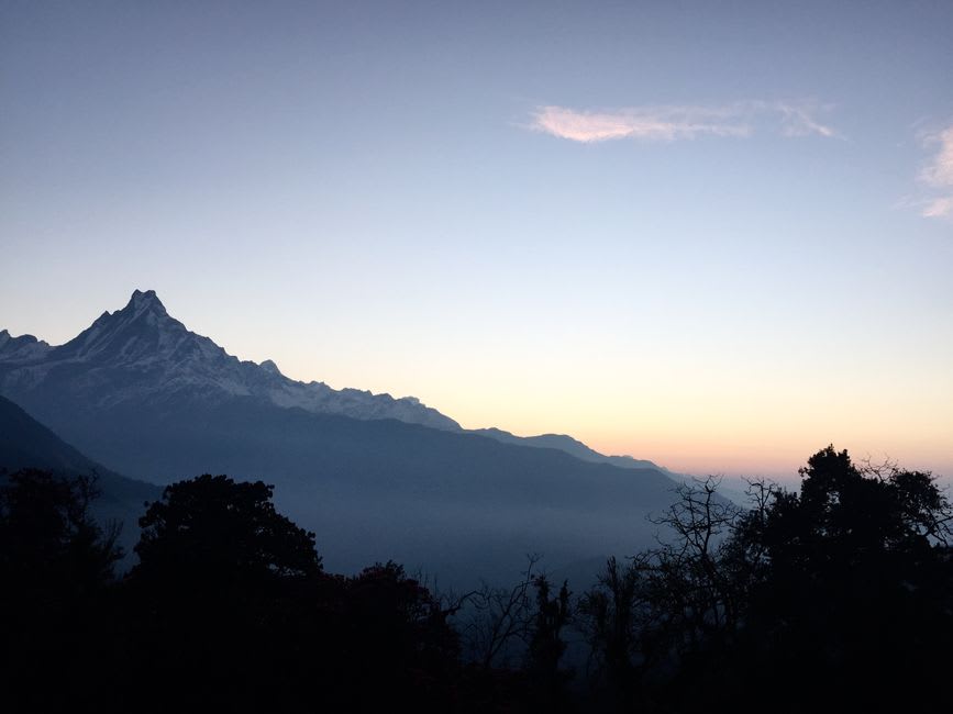 Silhouettes de trekkeurs observant le lever du soleil sur la chaîne himalayenne lointaine depuis la crête ouverte de Chisapani