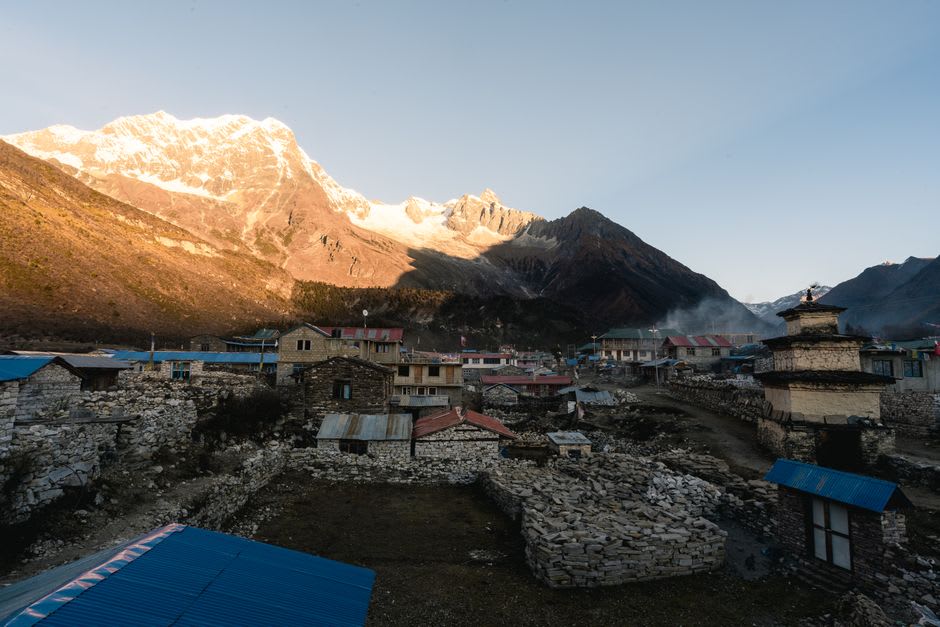 Caminantes ascendiendo la cresta del Chukhung Ri con una vista espectacular de la cara sur del Lhotse