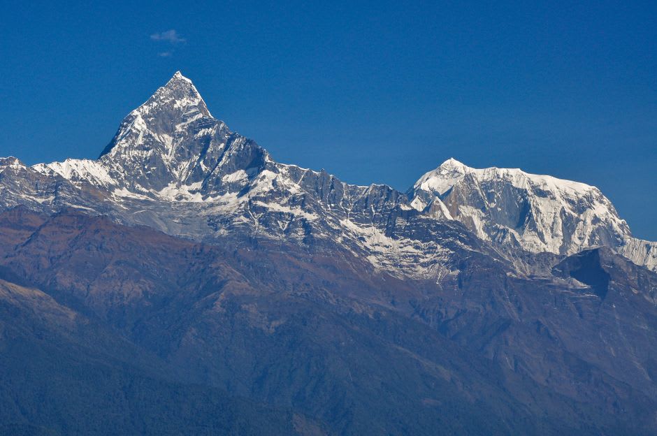 Vue panoramique à l'aube sur le Manaslu, l'Himchuli et l'Annapurna II depuis le point de vue de la crête au-dessus de Ghale Gaun