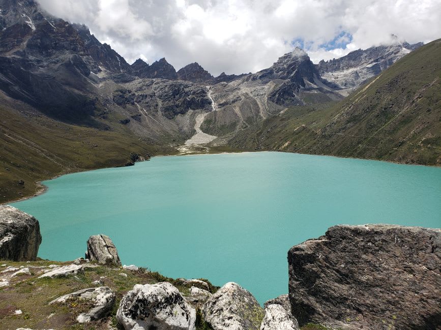 Un trekkeur marchant le long de la rive gelée du lac Dudh Pokhari près du village de Gokyo