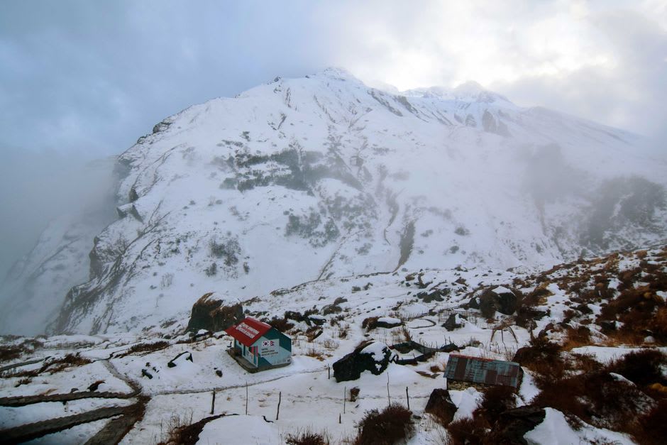 El bazar de colina de Khandbari con porteadores cargando suministros antes de la travesía al valle de Barun