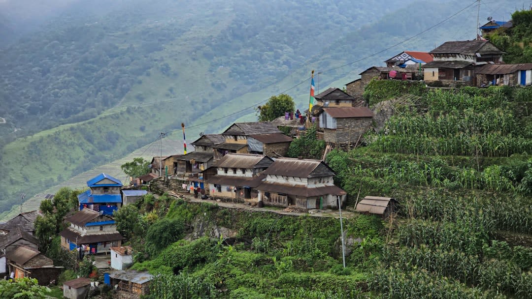 Vue depuis les remparts de Sindhuligadhi sur des crêtes boisées suivant l'ancienne route commerciale vers le Teraï