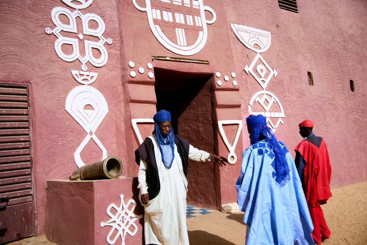 Las montañas de cebollas del mercado de Tahoua — pirámides de pequeñas alliums picantes de los famosos huertos de la región, reflejando la abundancia del Sahel nigerino