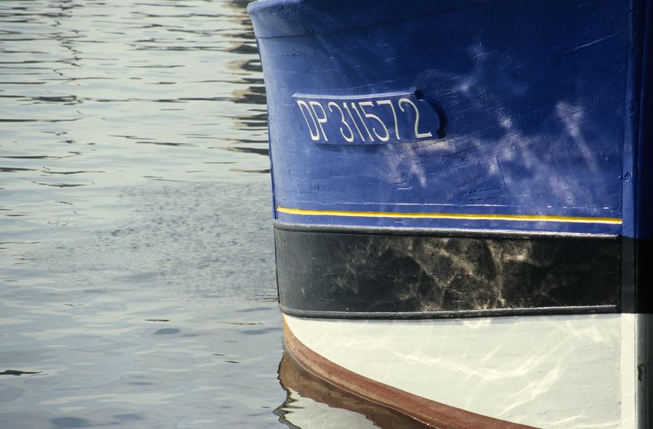 Barcos de pesca y terminal de ferris a lo largo del puerto activo de Dieppe