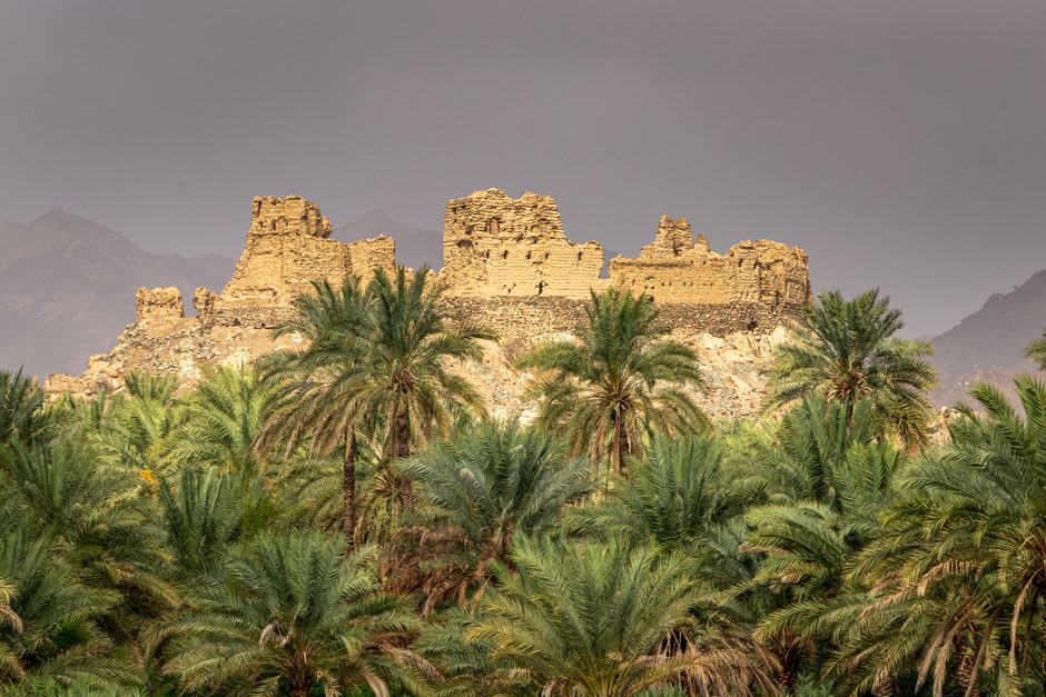 Antiguos muros de piedra y ruinas arqueológicas de Sumhuram con vista a la laguna de Khor Rori, Dhofar, Omán