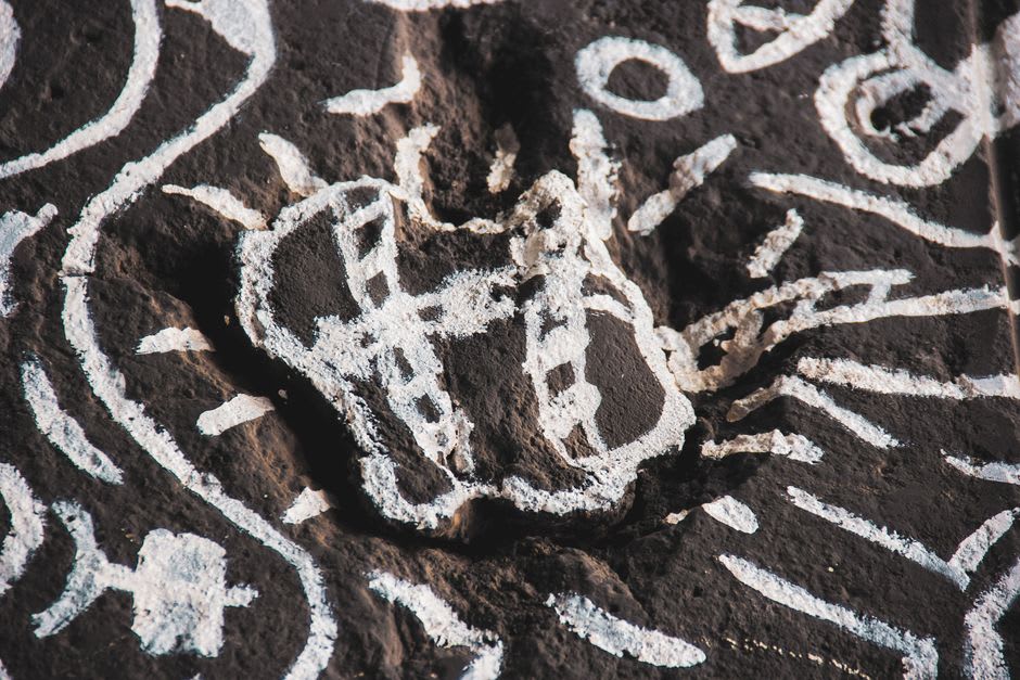 La réplica de la piedra de Birsay con sus figuras de guerreros talladas, resguardada cerca de las ruinas de la iglesia del siglo XII