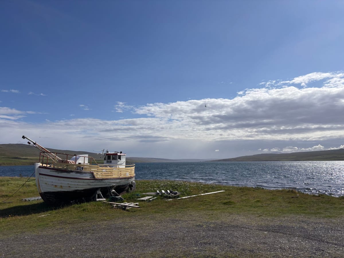 El puerto de Stromness con la marea baja, barcos pesqueros descansando en el barro entre los muelles de piedra