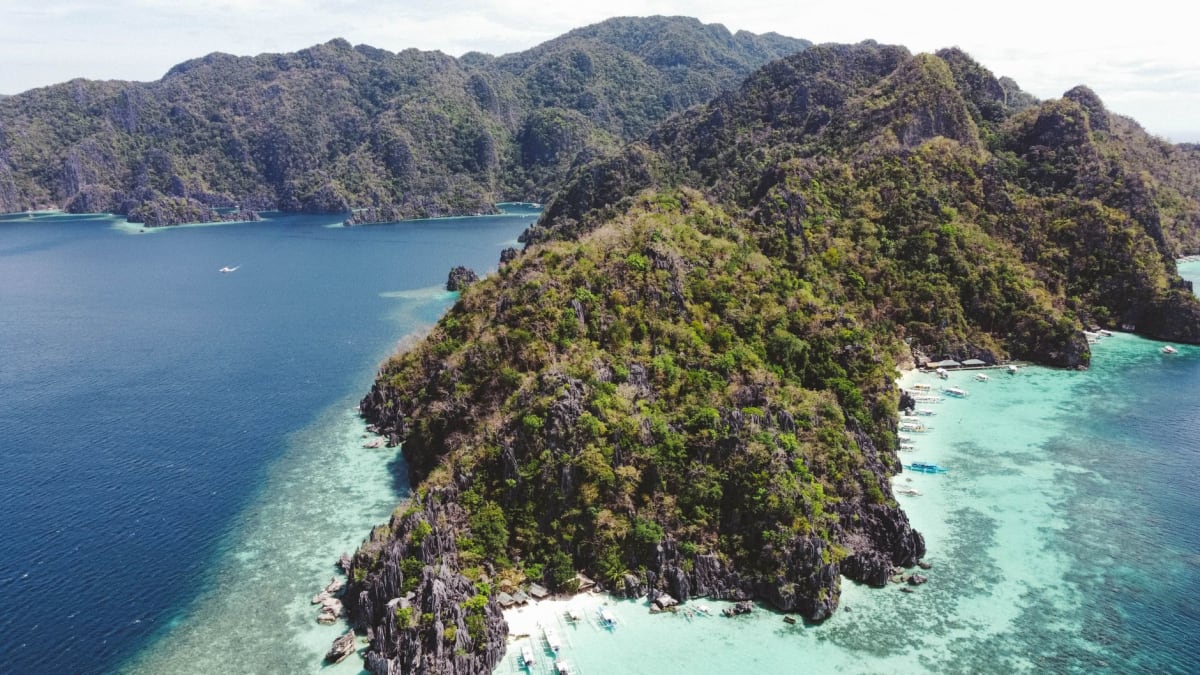 Le lac Kayangan vu depuis le belvédère, eau turquoise entourée de karsts escarpés dans la lumière matinale