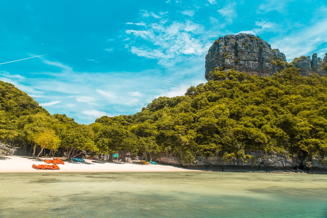Bahía turquesa poco profunda en la playa de Nai Thon dentro del Parque Nacional Sirinat