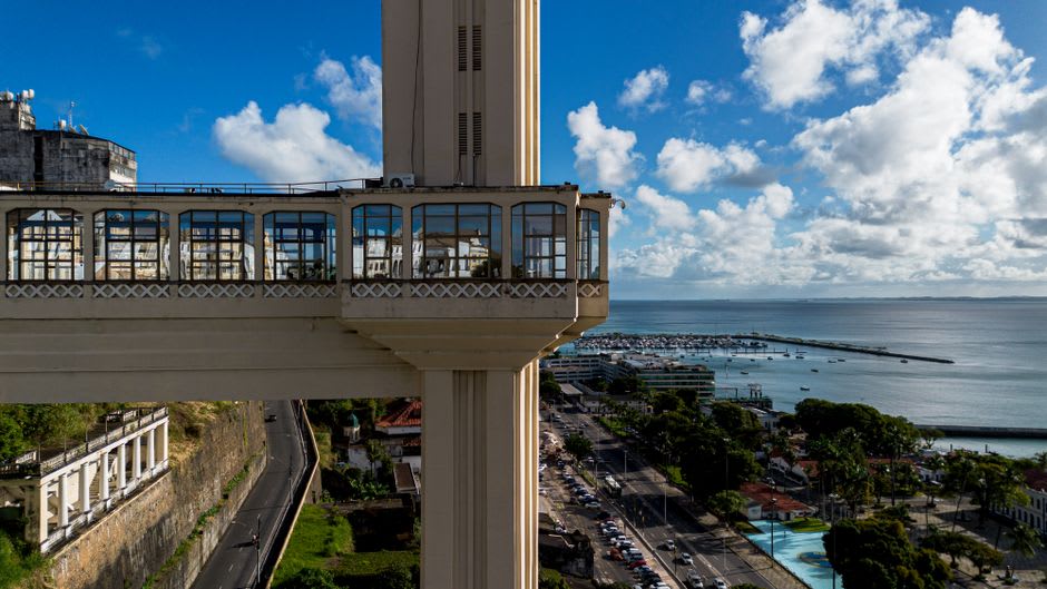 El Elevador Panorâmico de paredes de cristal descendiendo por el acantilado hacia el frente ribereño de Almada
