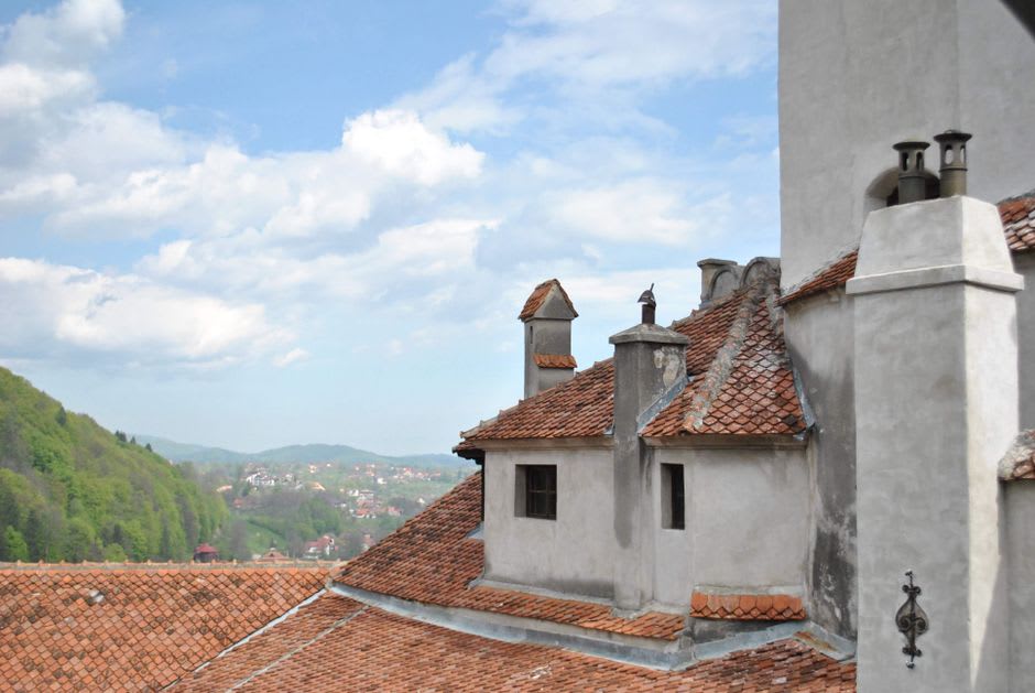 Vista desde la torre del castillo de Belmonte sobre los tejados de terracota y las colinas circundantes de la Beira Interior