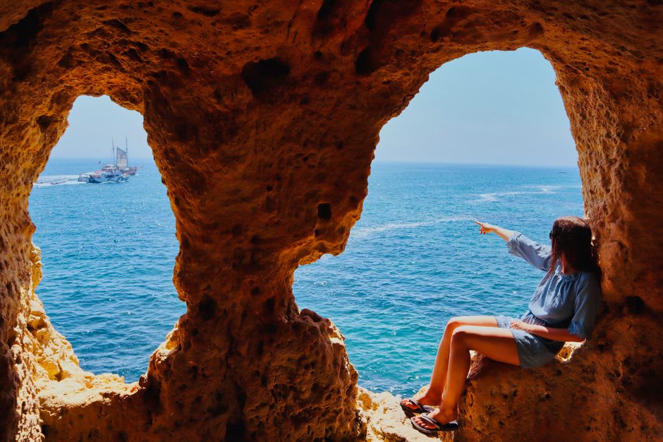 Formaciones rocosas de arenisca en panal de abeja de Algar Seco y plataforma de observación con vistas a una cueva marina colapsada cerca de Carvoeiro