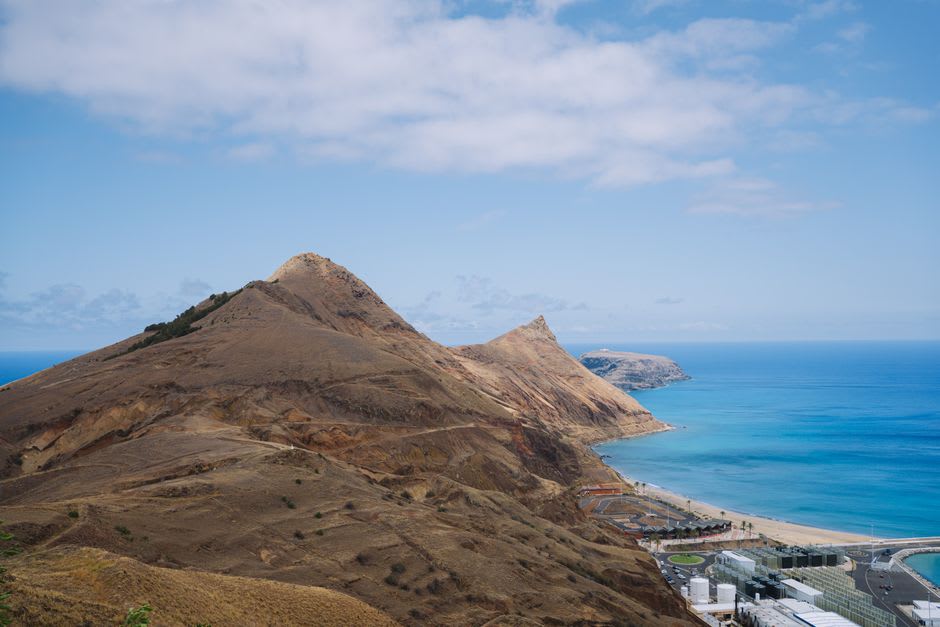 Petites collines volcaniques coniques s'élevant du paysage intérieur plat et sec de Porto Santo
