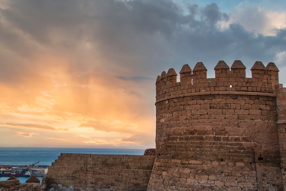 Vista desde las murallas de Valença al atardecer, con el río Miño y Tui en España al fondo