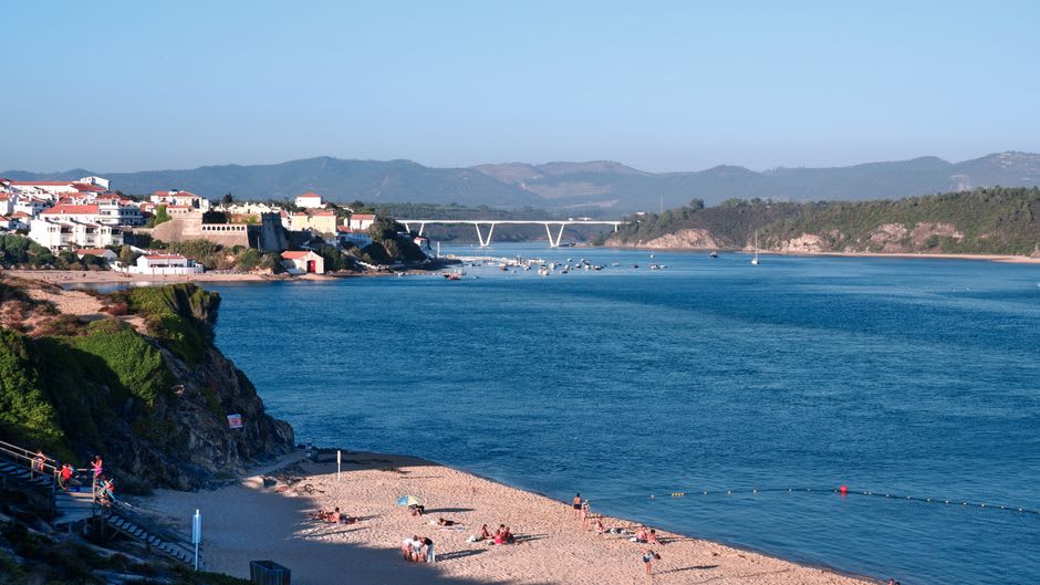 Le Forte de São Clemente blanchi à la chaux à l'embouchure du fleuve Mira à Vila Nova de Milfontes