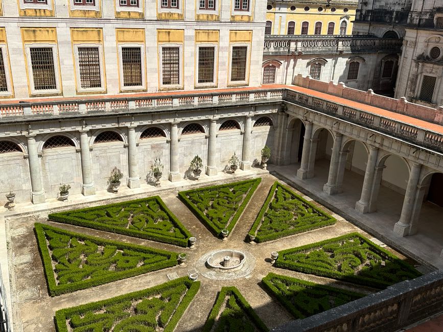 Patio interior del Palacio Ducal de Vila Viçosa con columnas de mármol y naranjos