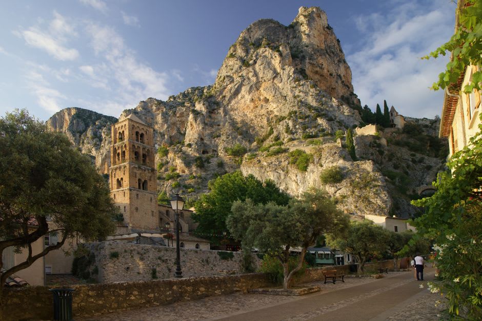 Vista de los tejados de terracota de Moustiers-Sainte-Marie desde el sendero hacia Notre-Dame-de-Beauvoir