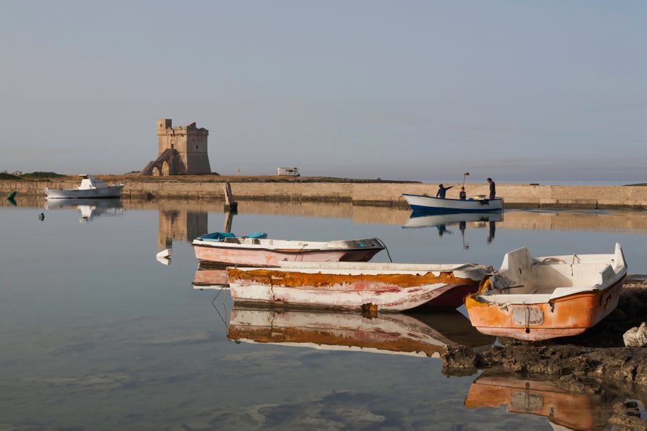 La torre aragonesa erosionada en el cabo norte sobre la playa de Torre dell'Orso