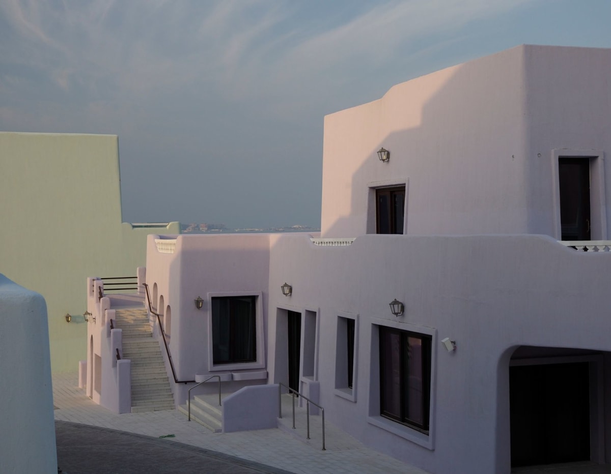 Les murailles fortifiées du fort d'Al Zubarah se dressant au-dessus de la plaine, restaurées mais projetant encore leur autorité d'origine