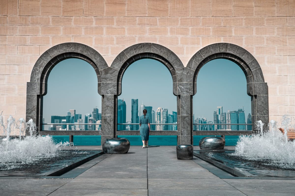 Les étroits canaux d'eau de Qanat Quartier à The Pearl avec des façades colorées reflétées dans l'eau vert jade