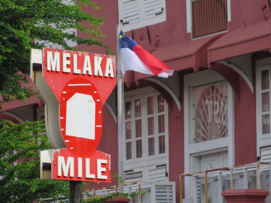 Une rue tranquille du Mile End bordée de duplex en brique, de murales et de vitrines indépendantes dans la lumière de fin d'après-midi
